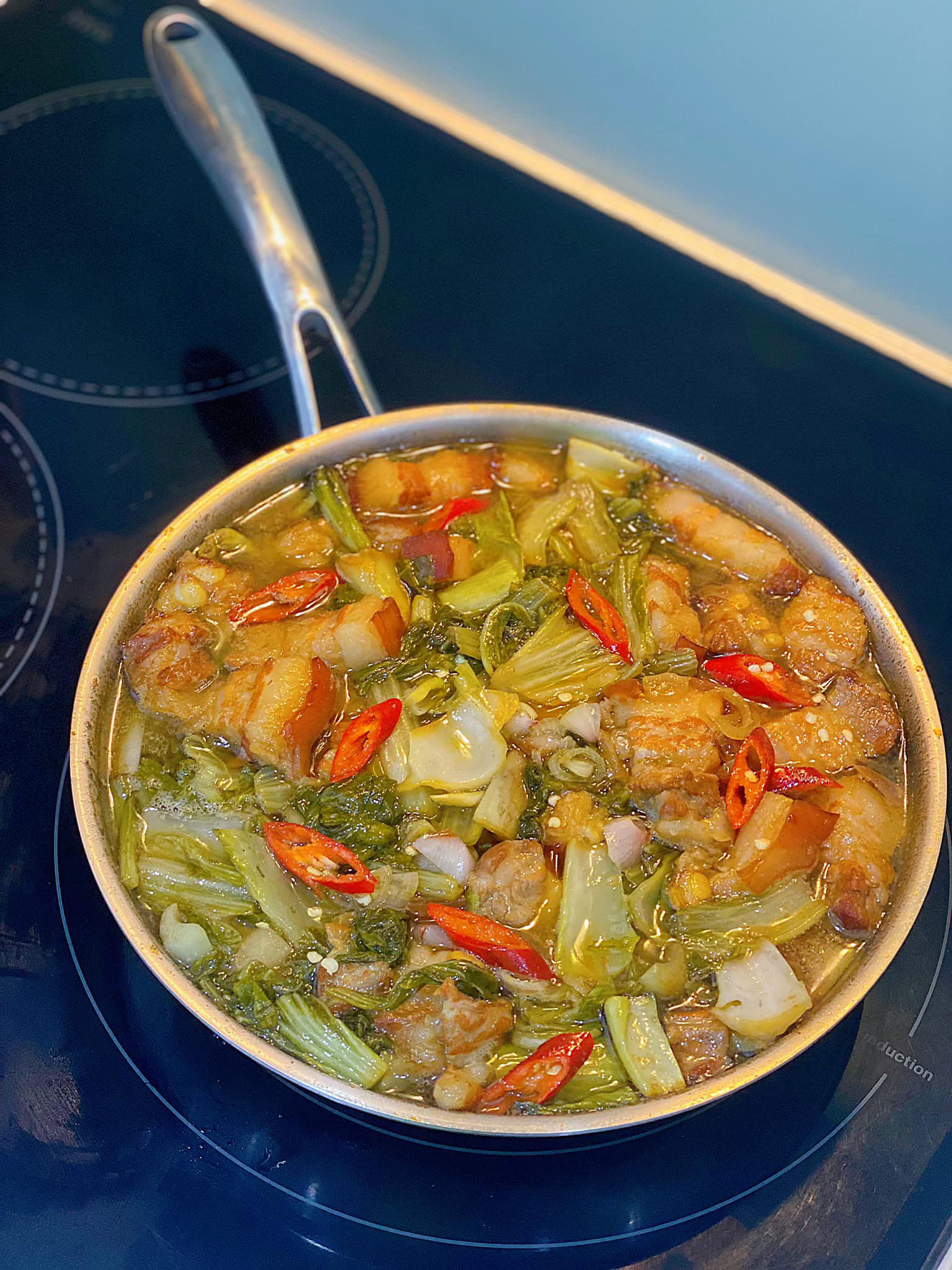 Cho thịt ba chỉ xào cùng dưa cải chua